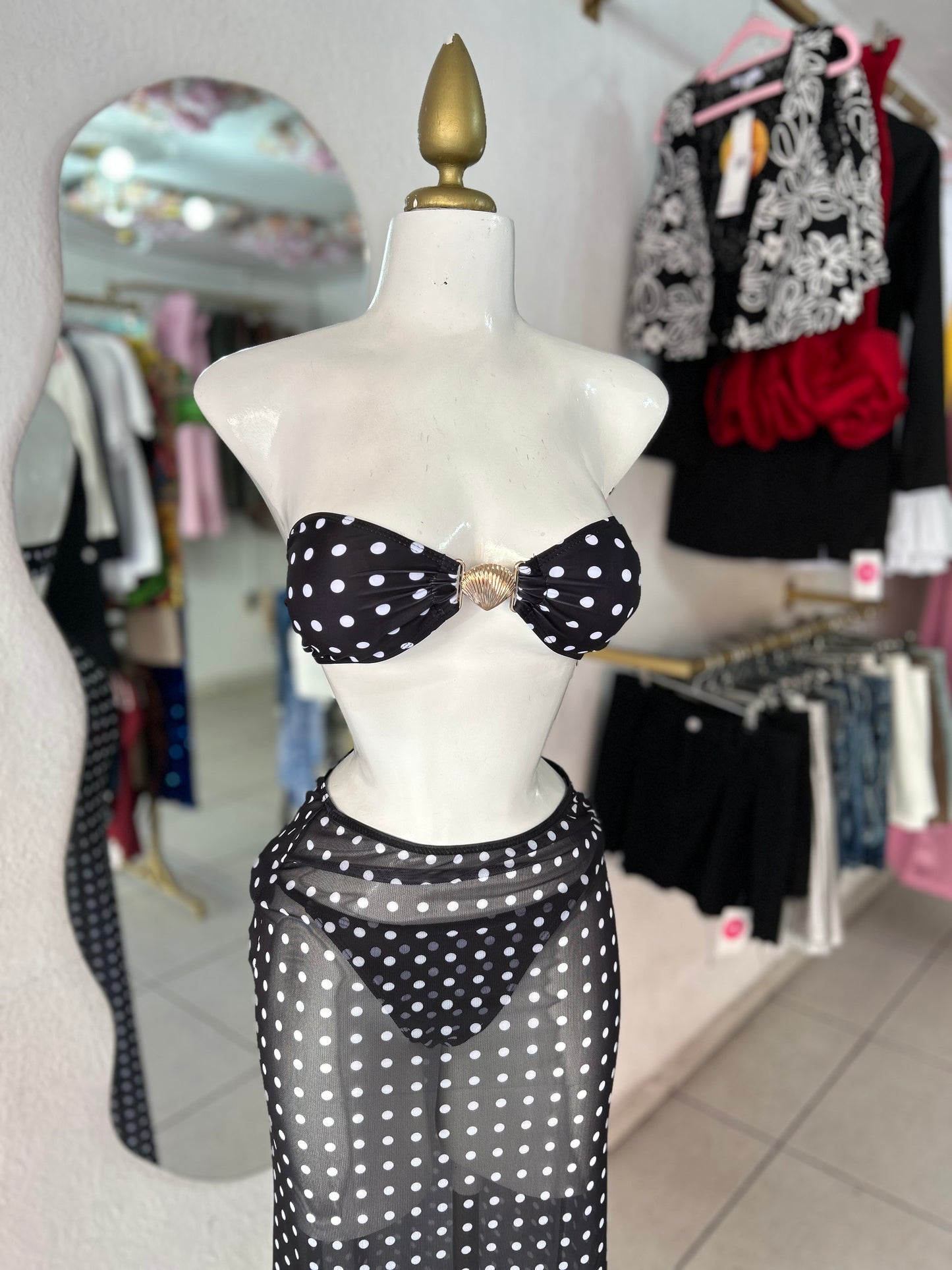 Traje de baño negro con puntos blancos