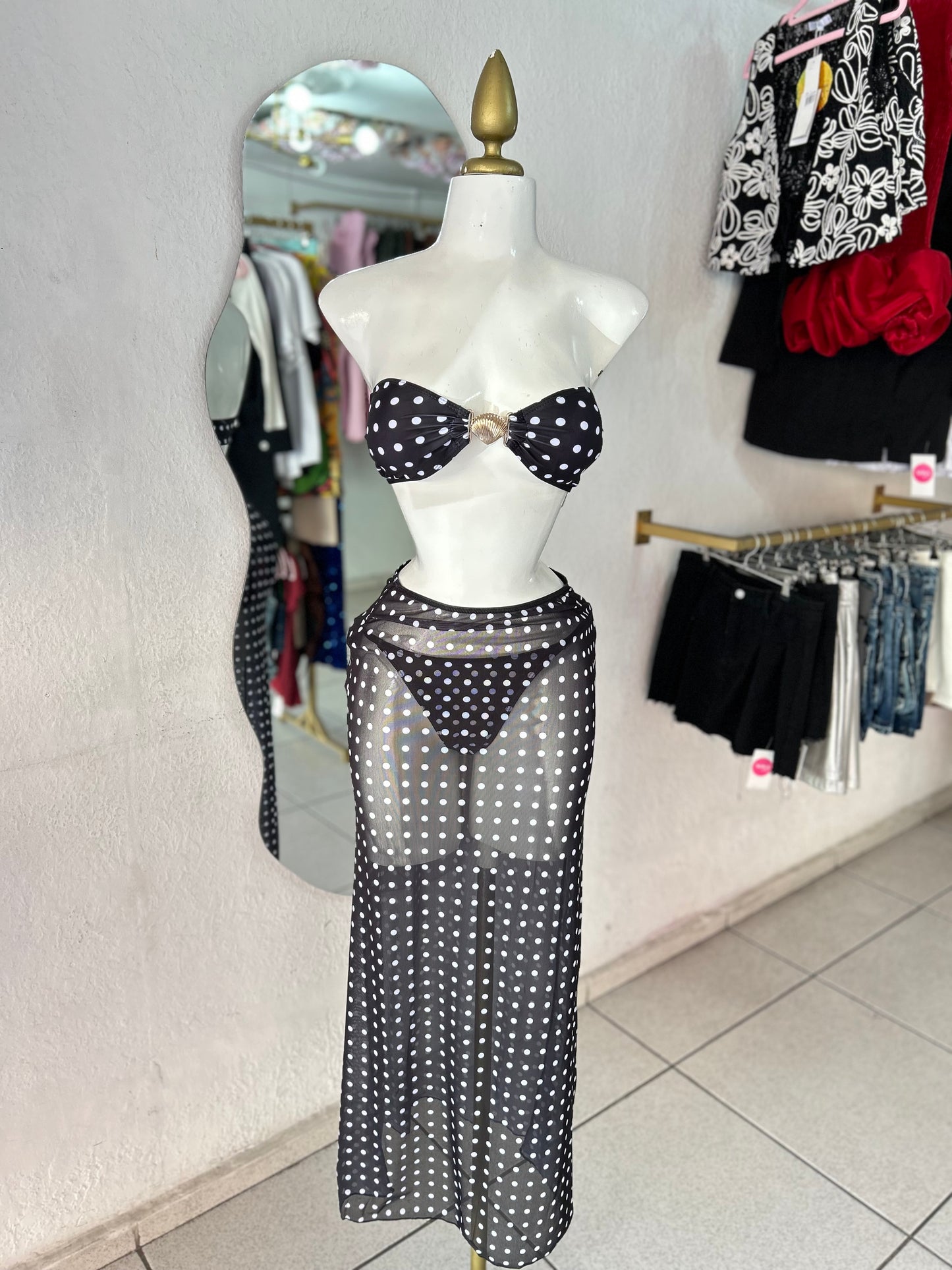 Traje de baño negro con puntos blancos