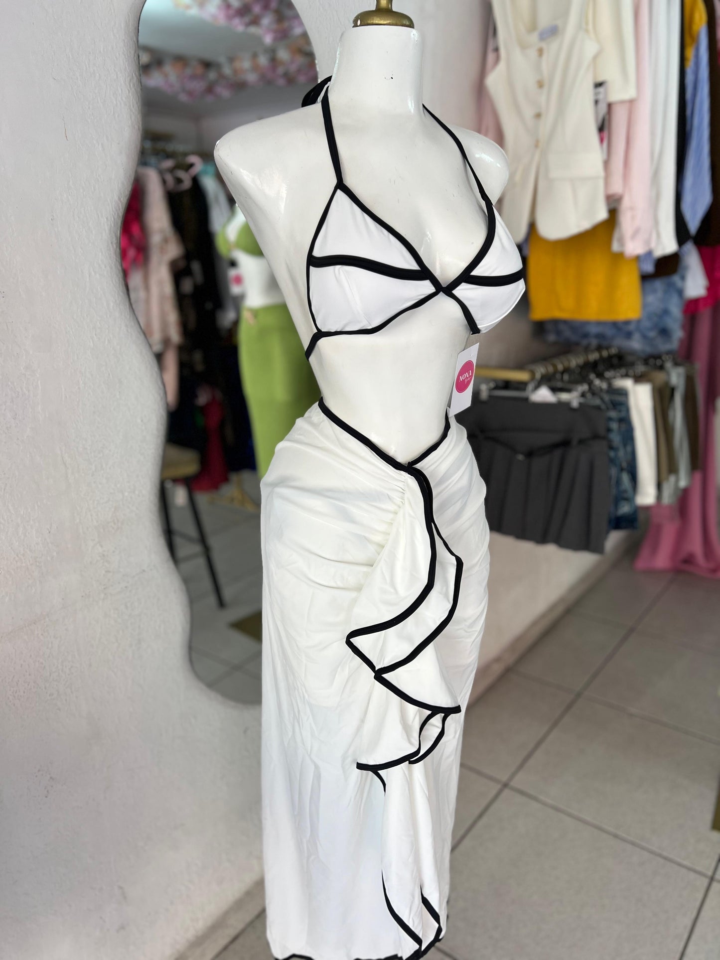 TRAJE DE BAÑO BLANCO CON NEGRO FALDA OLANES