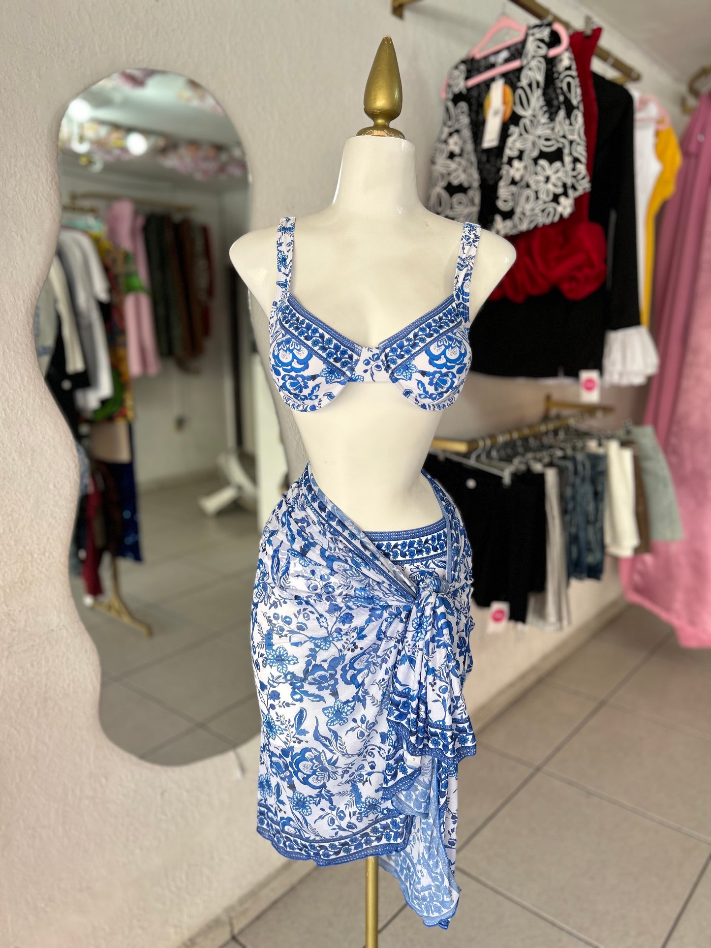 Traje de baño blanco con estampado floral azul 3 piezas