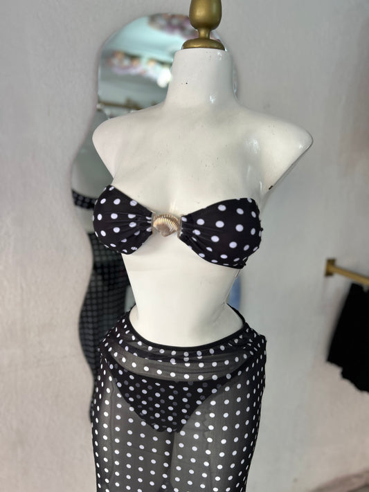 Traje de baño negro con puntos blancos