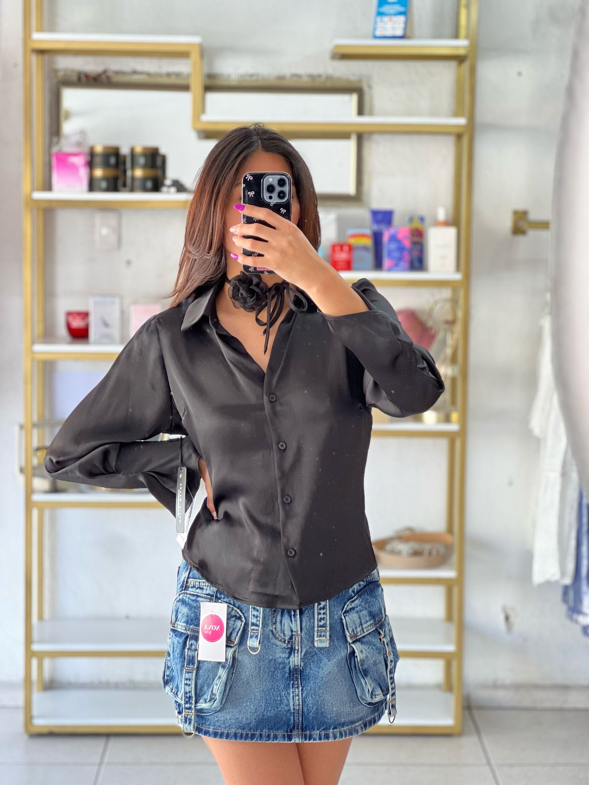 CAMISA NEGRA SATIN ROSA