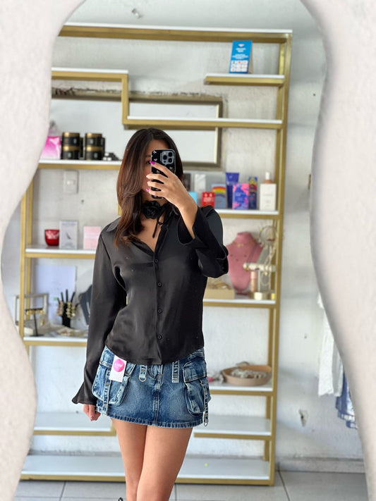CAMISA NEGRA SATIN ROSA
