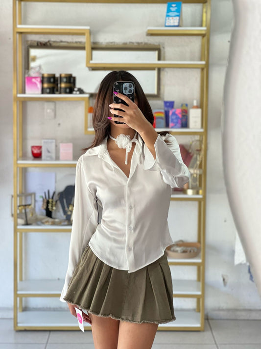 CAMISA BLANCA SATIN CON ROSA CUELLO