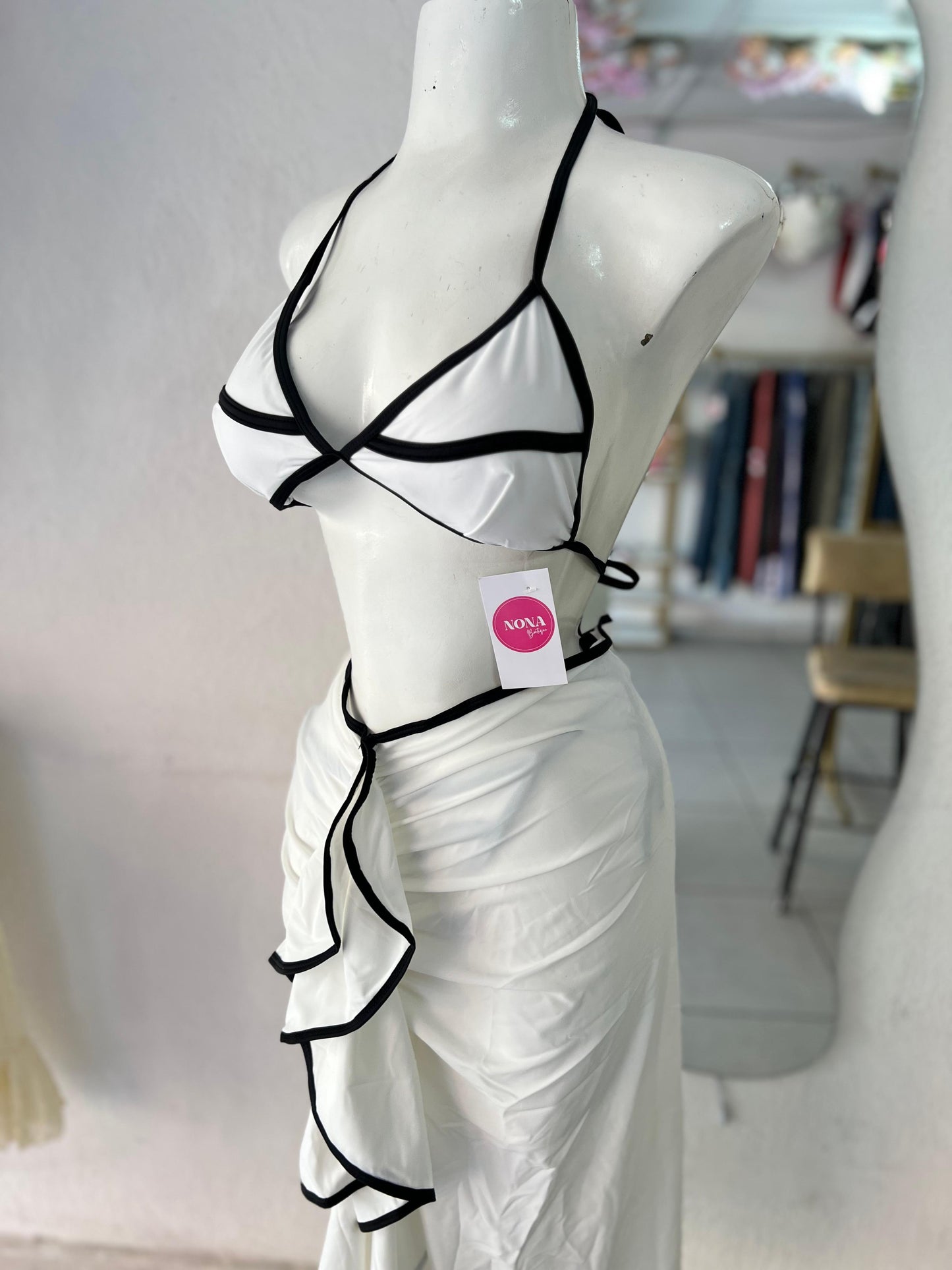 TRAJE DE BAÑO BLANCO CON NEGRO FALDA OLANES