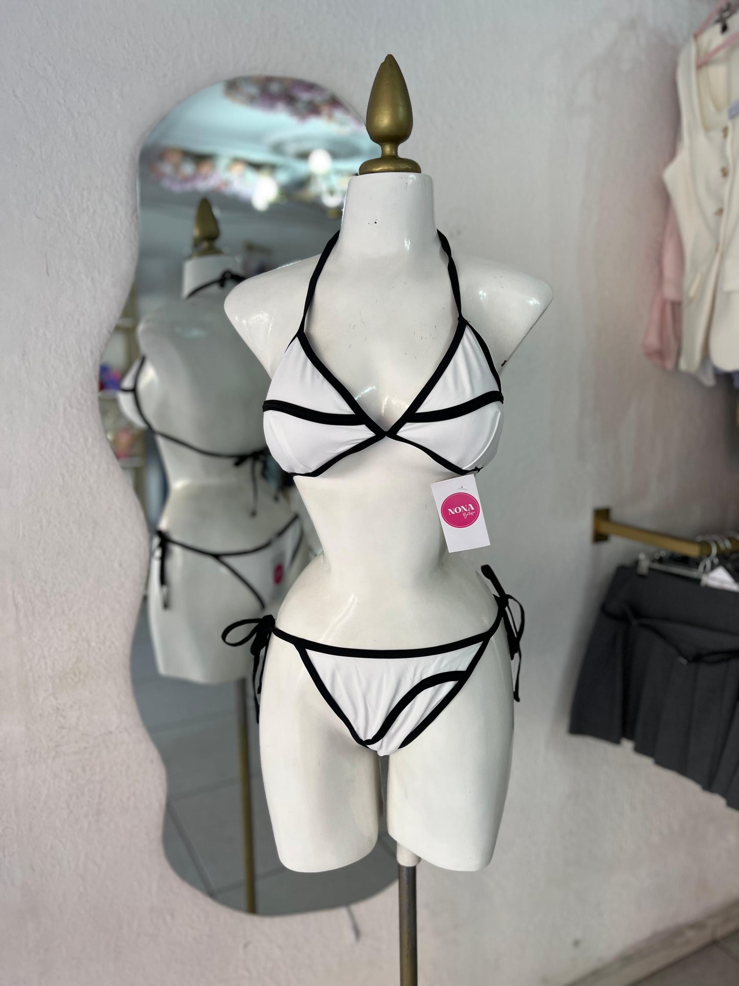 TRAJE DE BAÑO BLANCO CON NEGRO FALDA OLANES